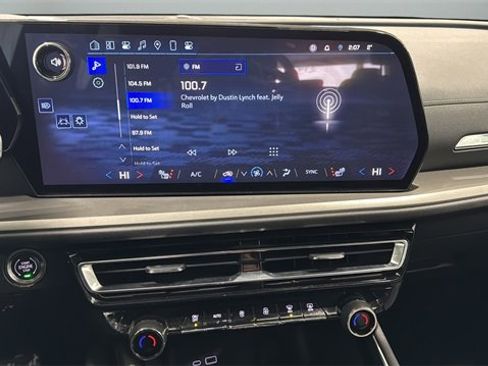 Used 2025 Chevrolet Traverse LT image 19