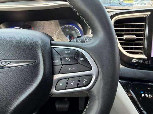Used 2023 Chrysler Pacifica Touring-L FWD image 16