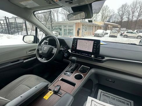 Used 2022 Toyota Sienna LE image 29