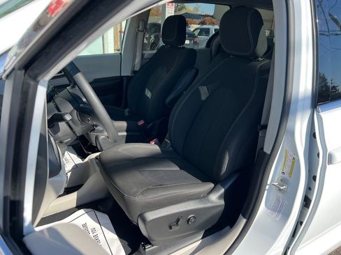 Used 2022 Chrysler Voyager LX image 14