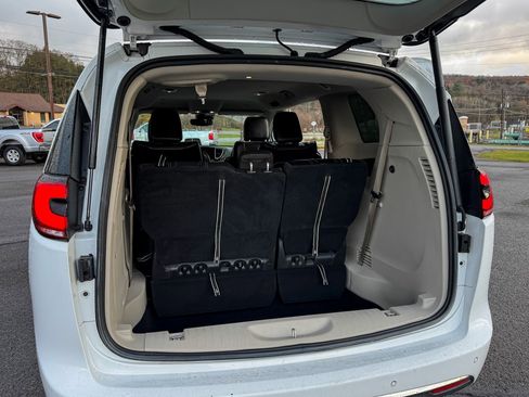 Used 2022 Chrysler Pacifica Touring-L image 14