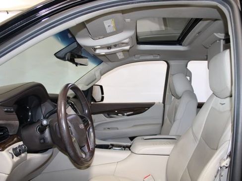 Used 2017 Cadillac Escalade Luxury AWD/4WD image 7