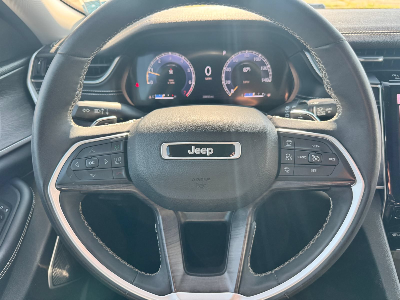Used 2023 Jeep Grand Cherokee L Limited w/ Luxury Tech Group II AWD/4WD image 17