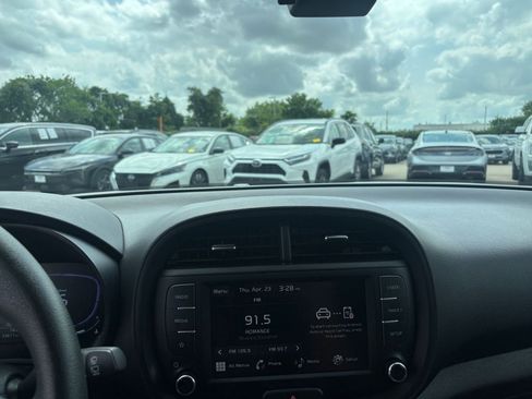 Used 2025 Kia Soul LX w/ LX Technology Package image 17