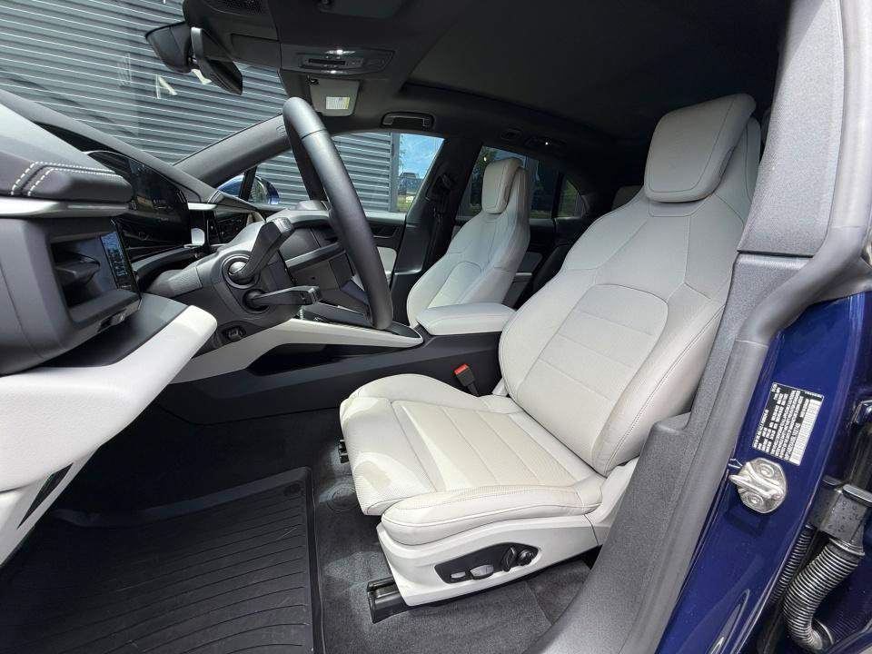 Used 2025 Porsche Macan 4S Electric AWD/4WD image 5
