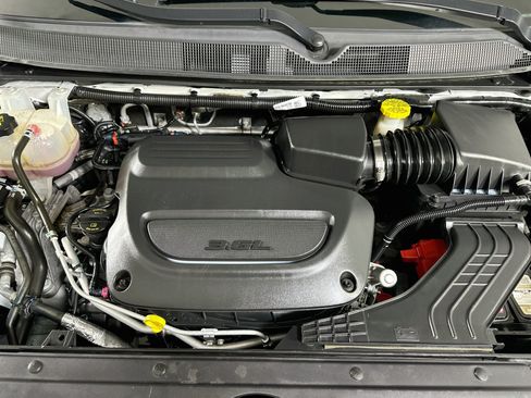 Used 2024 Chrysler Pacifica Touring-L FWD image 31
