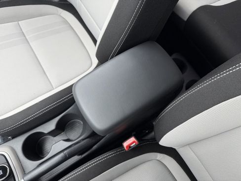 Used 2025 Hyundai Venue SEL image 24