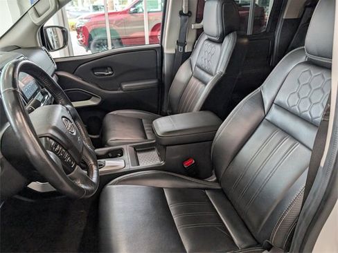 Used 2022 Nissan Frontier SV w/ SV Premium Package image 5