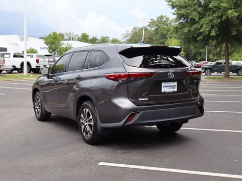Used 2021 Toyota Highlander XLE AWD/4WD image 3