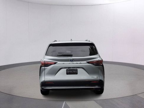 Used 2021 Toyota Sienna Platinum FWD image 4