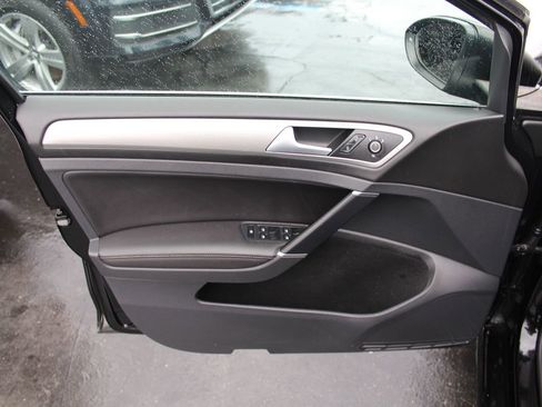 Used 2017 Volkswagen Golf SE image 18