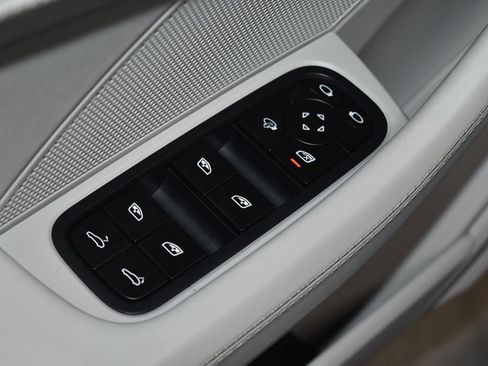 Used 2023 Porsche Panamera 4 Platinum Edition image 8