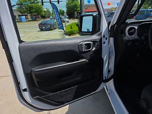 Used 2024 Jeep Wrangler Sahara AWD/4WD image 9