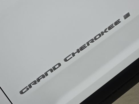 New 2025 Jeep Grand Cherokee 4WD image 7