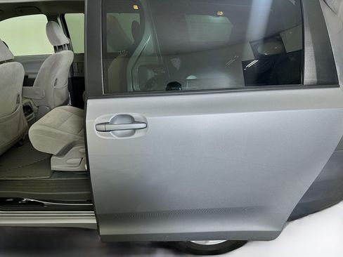 Used 2018 Toyota Sienna LE FWD image 26