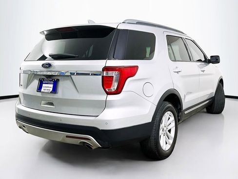 Used 2017 Ford Explorer XLT w/ Equipment Group 202A FWD image 7