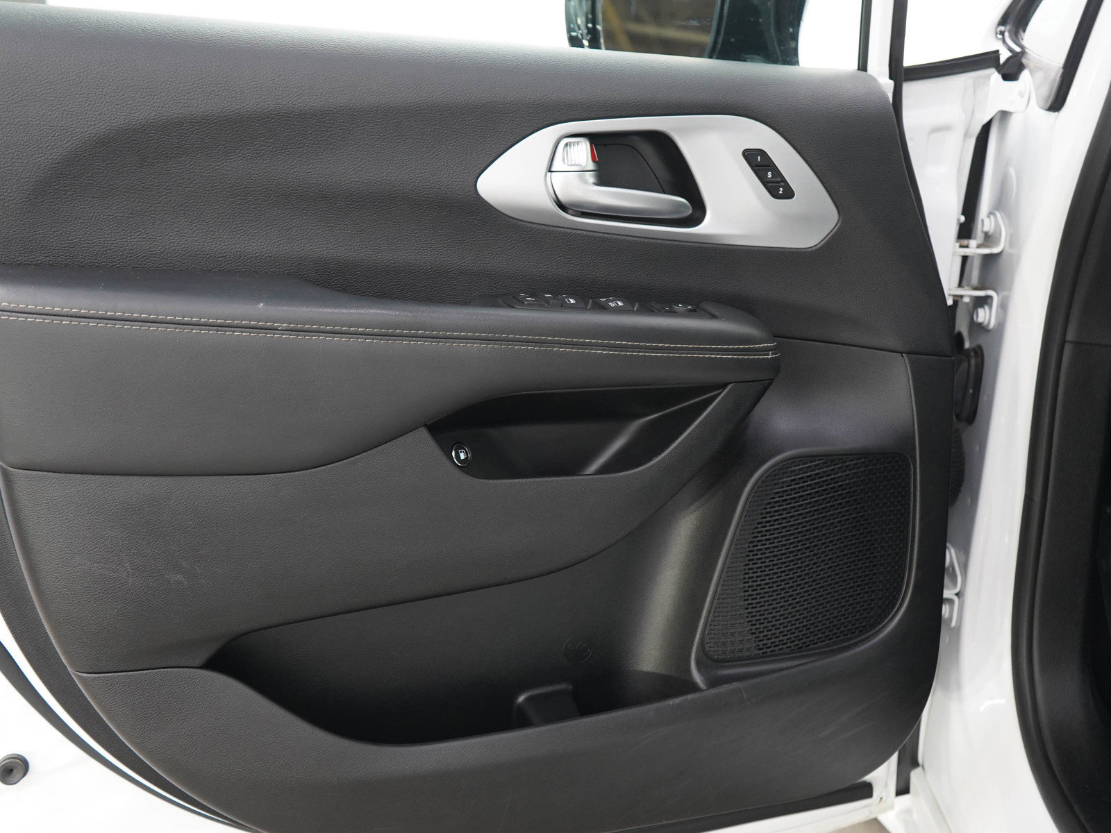 Used 2024 Chrysler Pacifica Limited FWD image 22