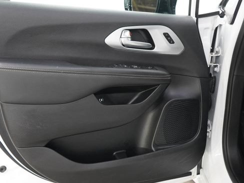 Used 2024 Chrysler Pacifica Limited FWD image 22
