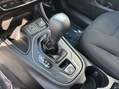 Used 2020 Jeep Cherokee Latitude FWD image 26