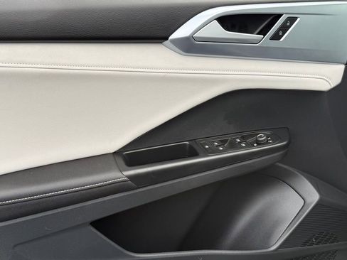 Used 2025 Volkswagen Taos SE image 10