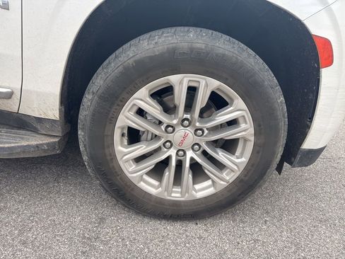 Used 2023 GMC Yukon SLT w/ SLT Luxury Package RWD image 3