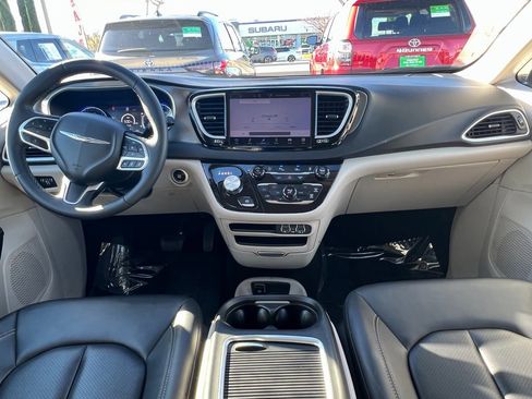 Certified 2024 Chrysler Pacifica Touring-L image 18