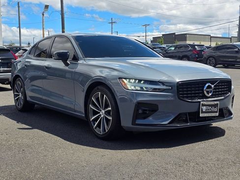 Used 2022 Volvo S60 B5 Momentum w/ Advanced Package FWD image 4