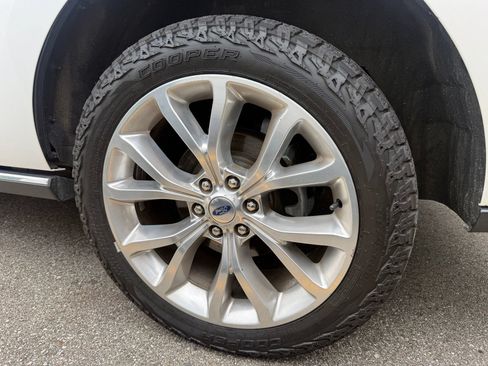 Used 2019 Ford Expedition Limited w/ Equipment Group 302A AWD/4WD image 8