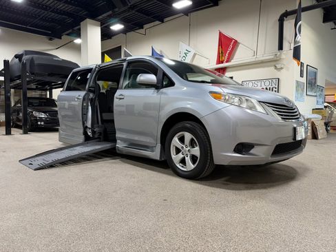 Used 2015 Toyota Sienna LE image 46