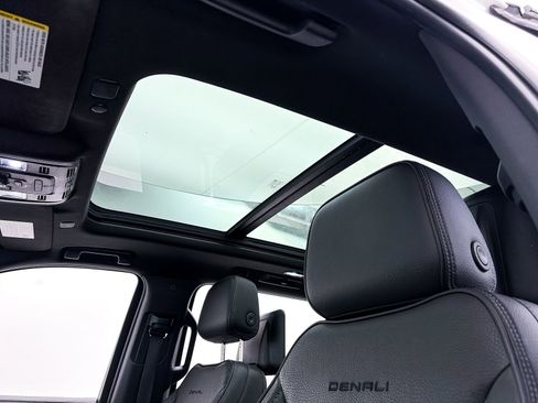 Used 2022 GMC Yukon XL Denali w/ Denali Ultimate Package image 3