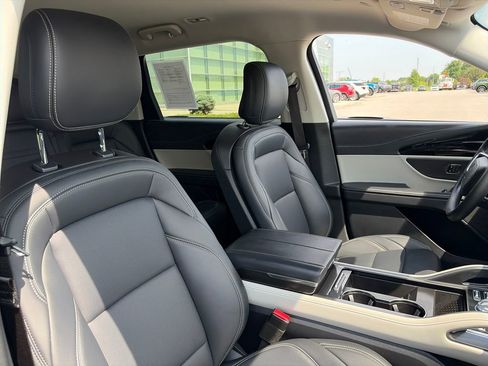 Used 2025 Lincoln Nautilus Premier AWD/4WD image 12