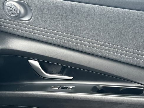 Used 2025 Hyundai Elantra Limited image 19