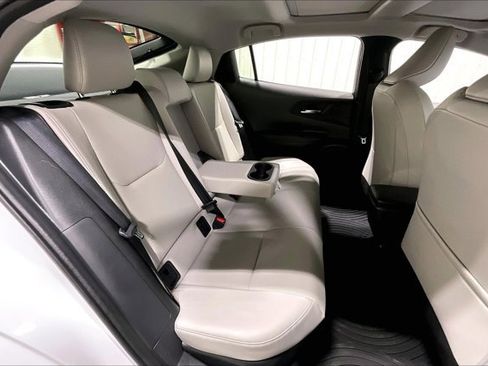 Used 2025 Toyota Prius XLE image 28