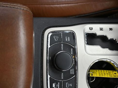 Used 2011 Jeep Grand Cherokee Overland Summit image 33