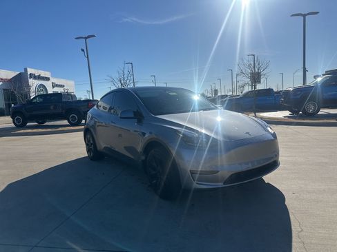 Used 2025 Tesla Model Y Long Range image 7