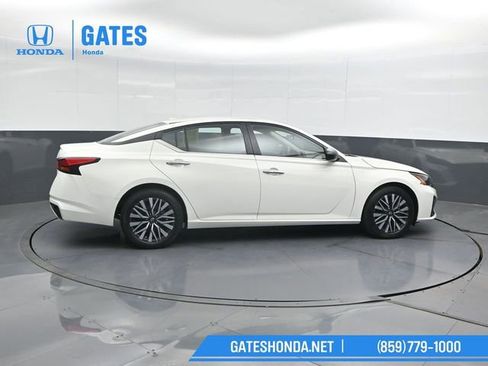 Used 2025 Nissan Altima 2.5 SV FWD image 3