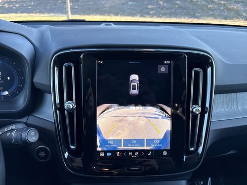 Used 2025 Volvo XC40 B5 Core image 29