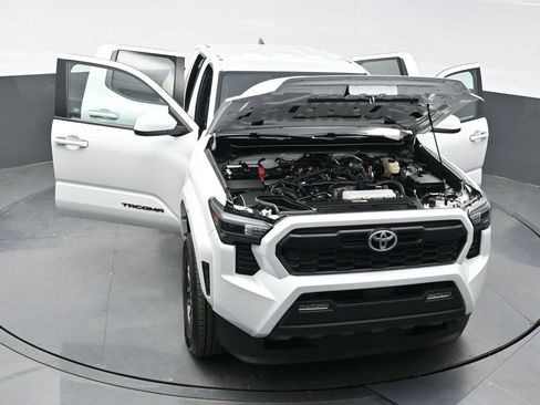 Used 2024 Toyota Tacoma TRD Sport AWD/4WD image 38