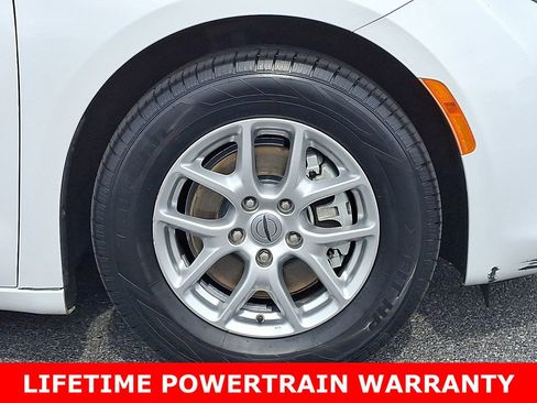 Used 2022 Chrysler Voyager LX image 8