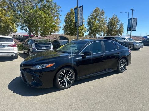 Used 2020 Toyota Camry SE FWD image 5