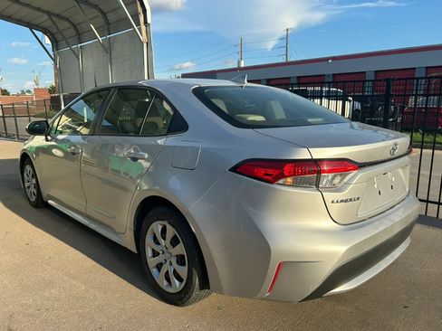Used 2020 Toyota Corolla LE FWD image 2