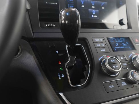 Used 2017 Toyota Sienna XLE image 26