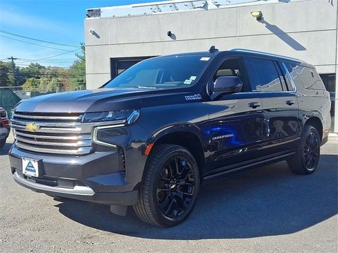 Used 2023 Chevrolet Suburban High Country image 3