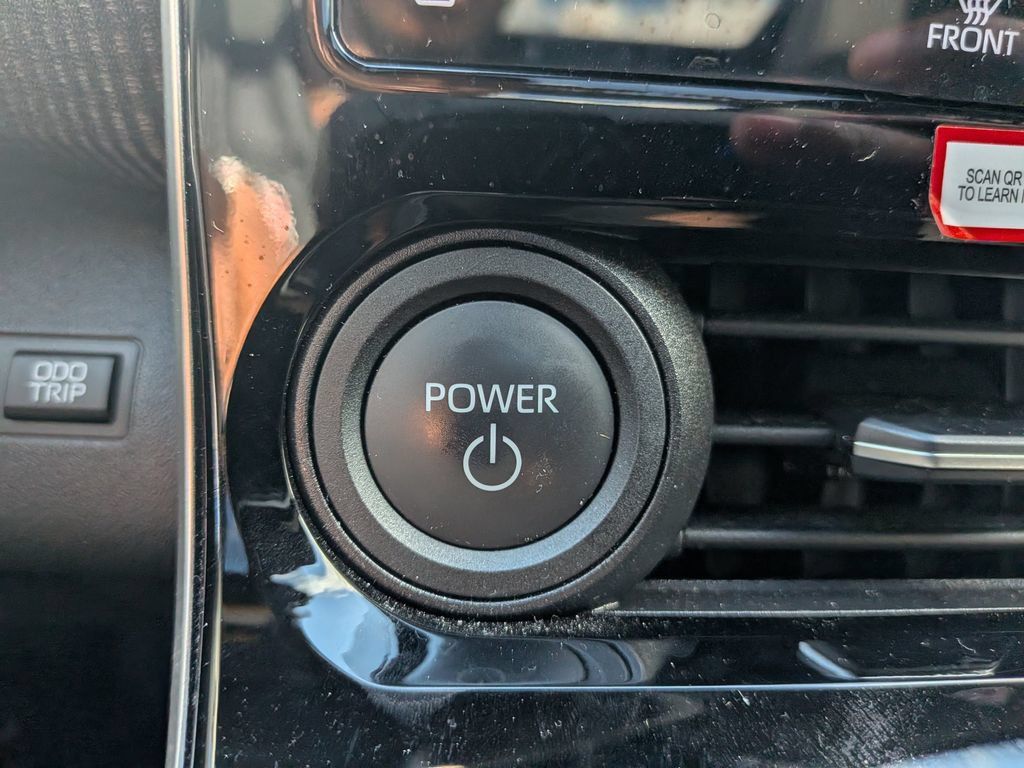 Used 2024 Toyota bZ4X FWD image 18