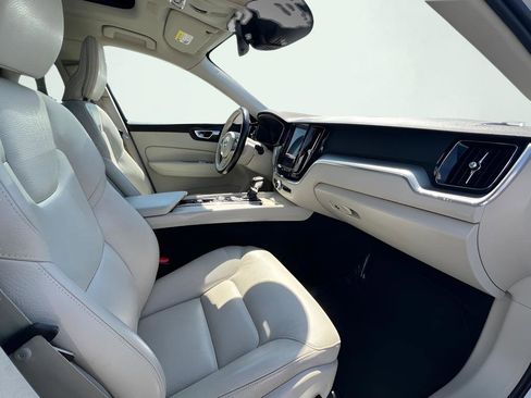 Used 2020 Volvo XC60 T5 Momentum image 27