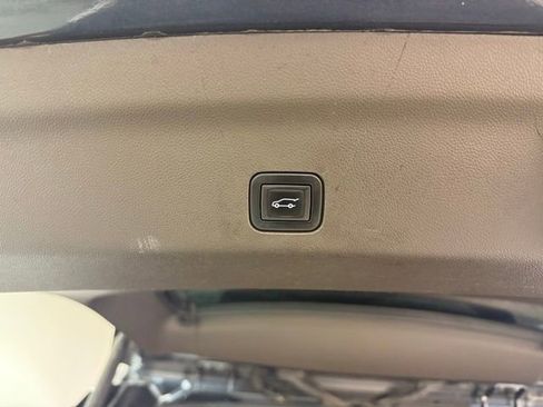 Certified 2021 GMC Yukon SLT w/ SLT Premium Package AWD/4WD image 9