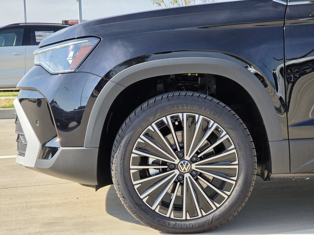 New 2027 Volkswagen Taos SE FWD image 7