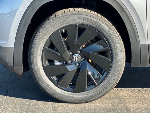 New 2026 Volkswagen Atlas Cross Sport SE image 25