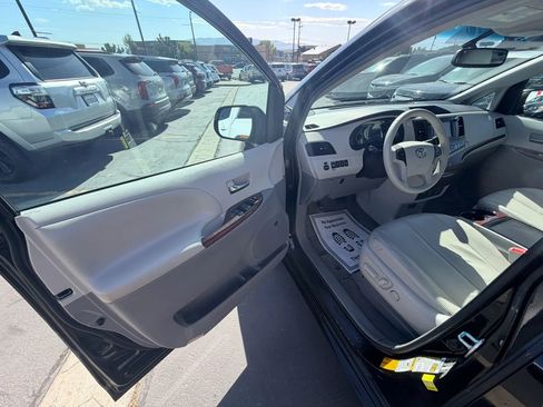 Used 2014 Toyota Sienna XLE w/ XLE Premium Package AWD/4WD image 10