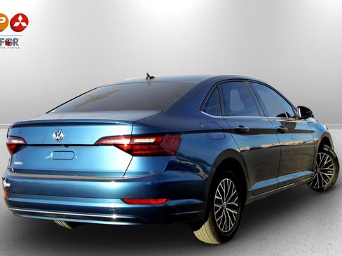 Used 2021 Volkswagen Jetta SE w/ SE Cold Weather Package image 2